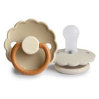 Frigg Daisy Bloom pacifier T1 2-pack in silicone in Desert cream on a white background