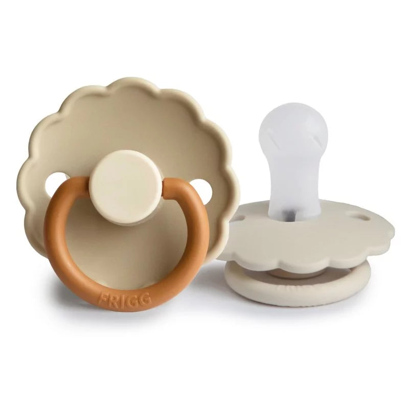 Frigg Daisy Bloom pacifier T1 2-pack in silicone in Desert cream on a white background