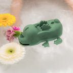 Lilliputiens Joe the floating dragon floating on water with flowers
