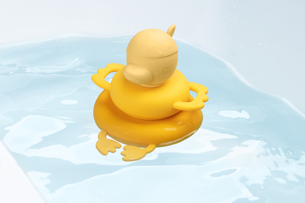 Lilliputiens bath pyramid Gaspard floating on water