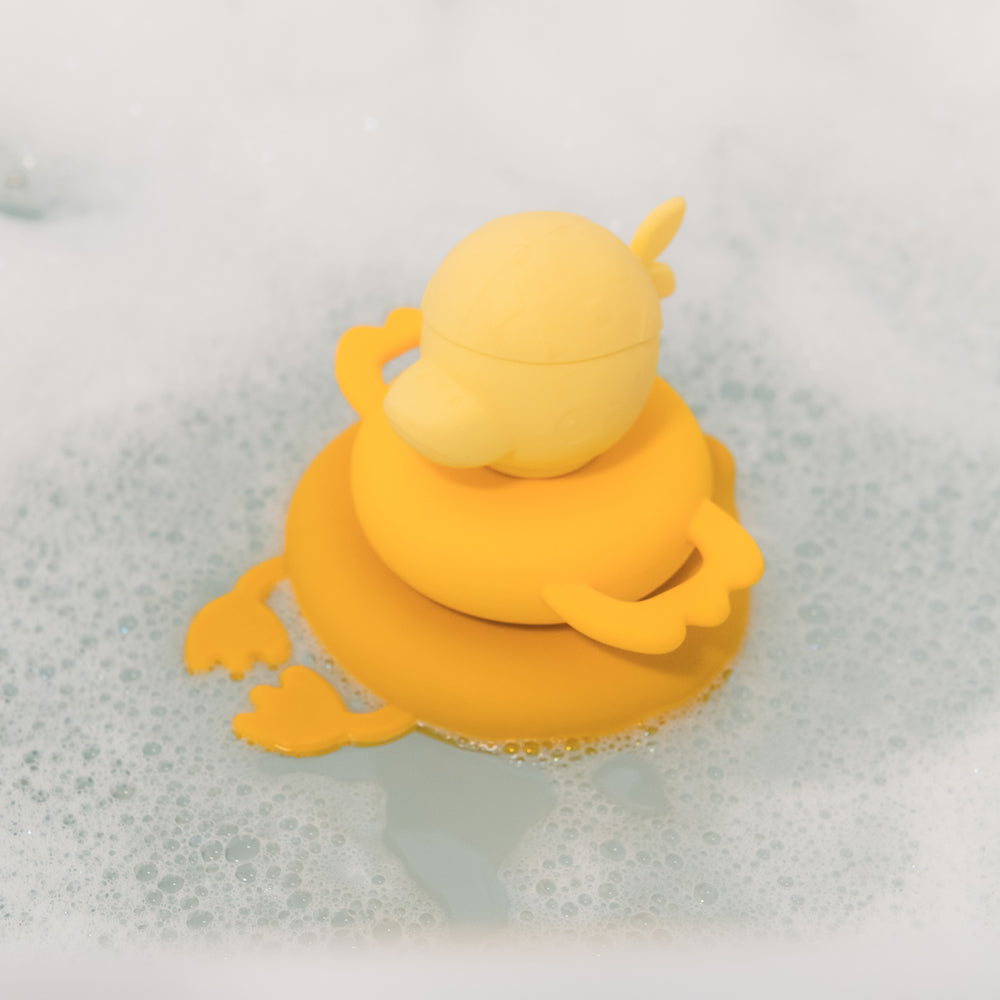 Lilliputiens bath pyramid Gaspard in a bath tub with foam bubbels
