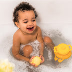 Child in a bath tub playing with the Lilliputiens bath pyramid Gaspard