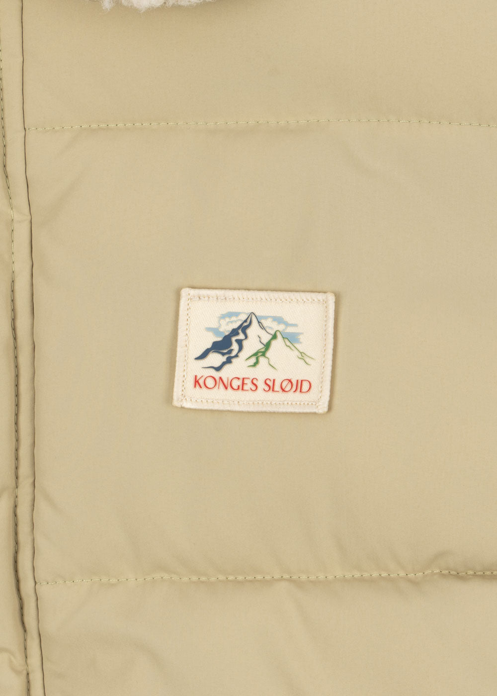 Close-up of the Konges Sløjd Alpi Collar jacket in Pale Olive Green