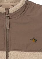 Close-up of Konges Sløjd Flynn fleece jacket in Oxford Tan collar and zipper
