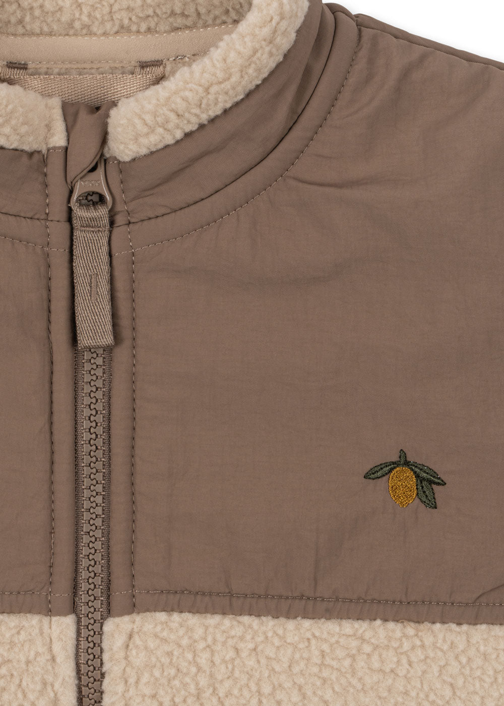 Close-up of Konges Sløjd Flynn fleece jacket in Oxford Tan collar and zipper