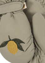 Detail of the Konges Sløjd Juno mittens in Laurel Oak on a white background.