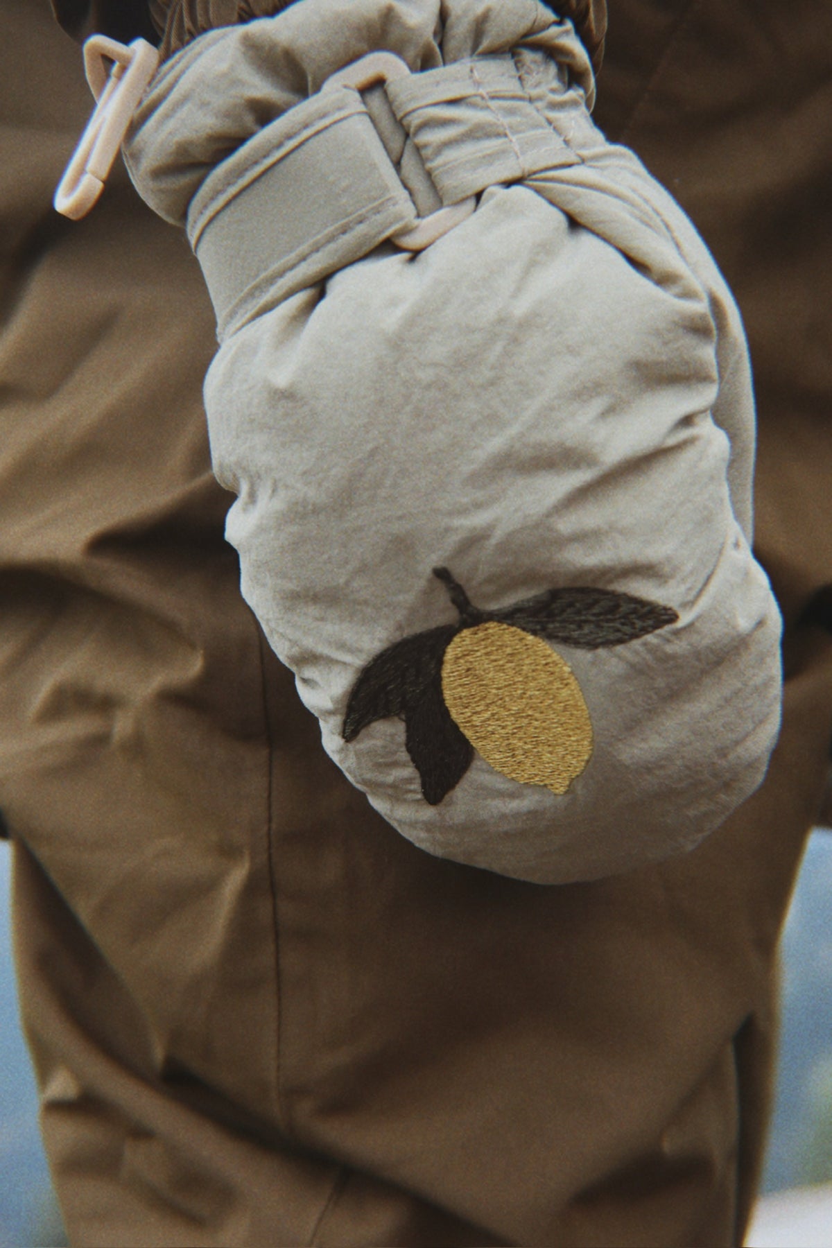 Close-up of the Konges Sløjd Juno mittens in Laurel Oak.