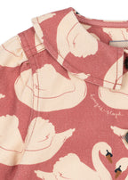 Close-up of the Konges Sløjd Magot Frill Jacket in Swan Rose on a white background.