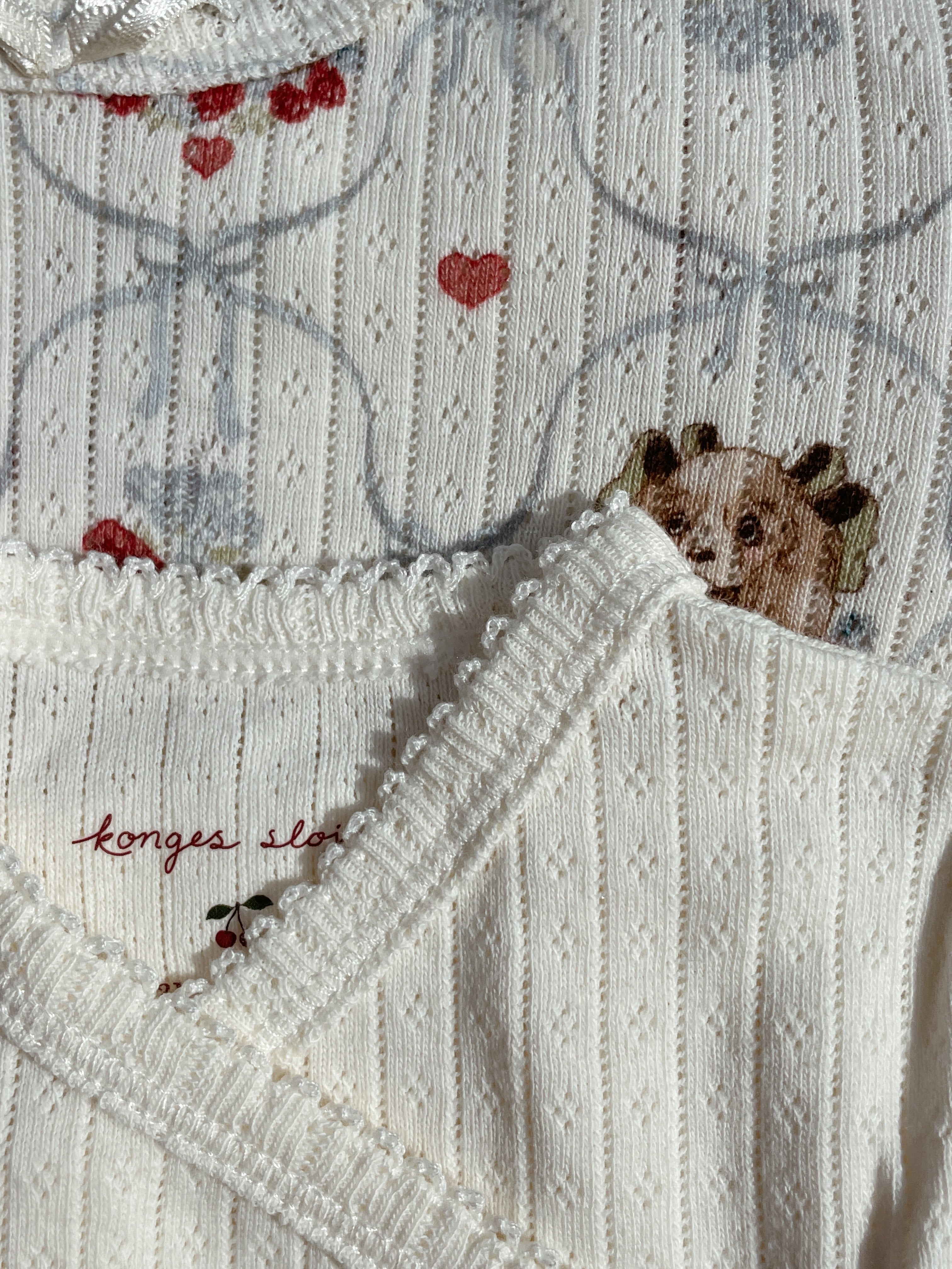 Close-up of Konges Sløjd Minnie body in Antique white collar and fabric