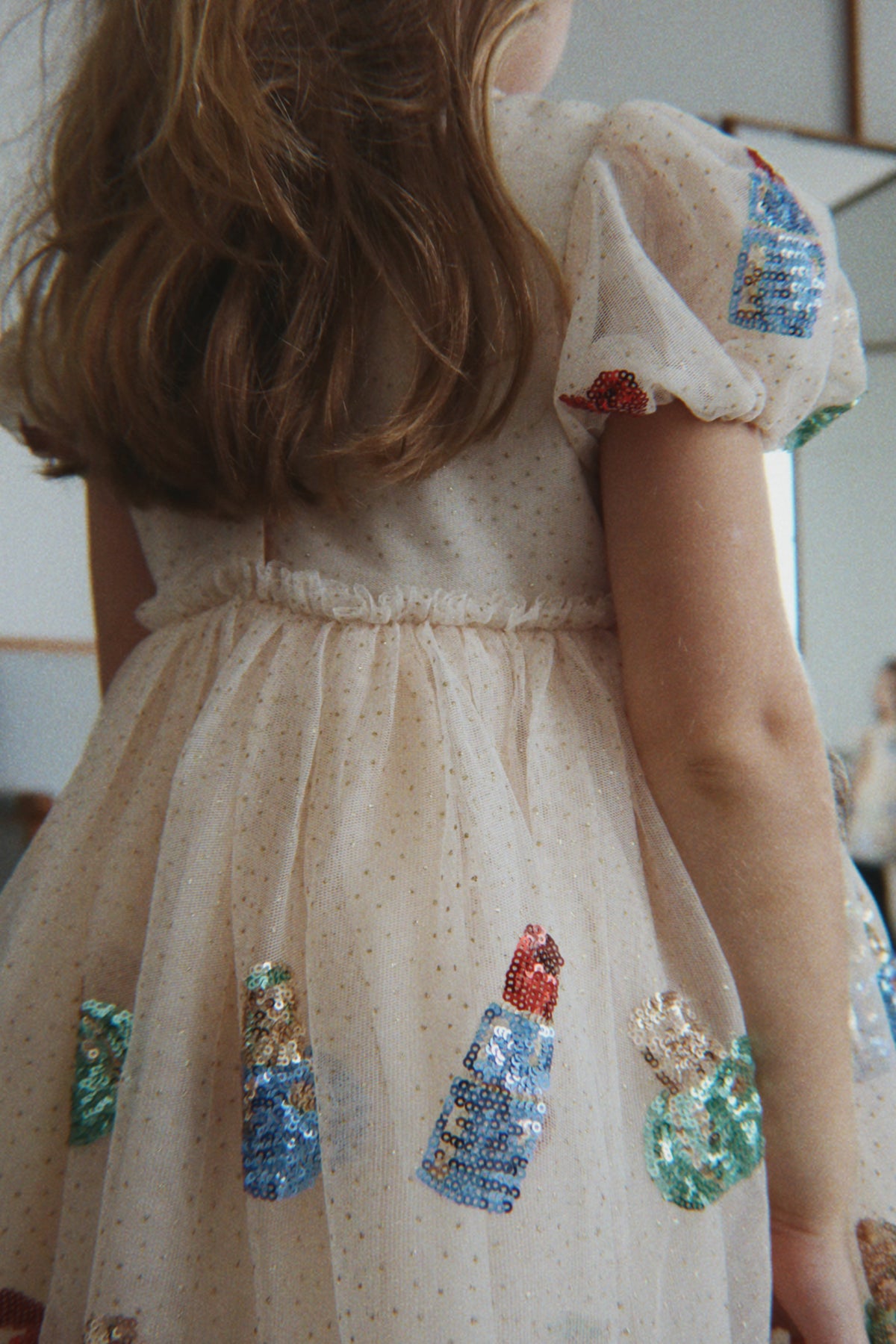 A child wearing the Konges Sløjd Yvonne puff dress in Bacio, shown from behind.