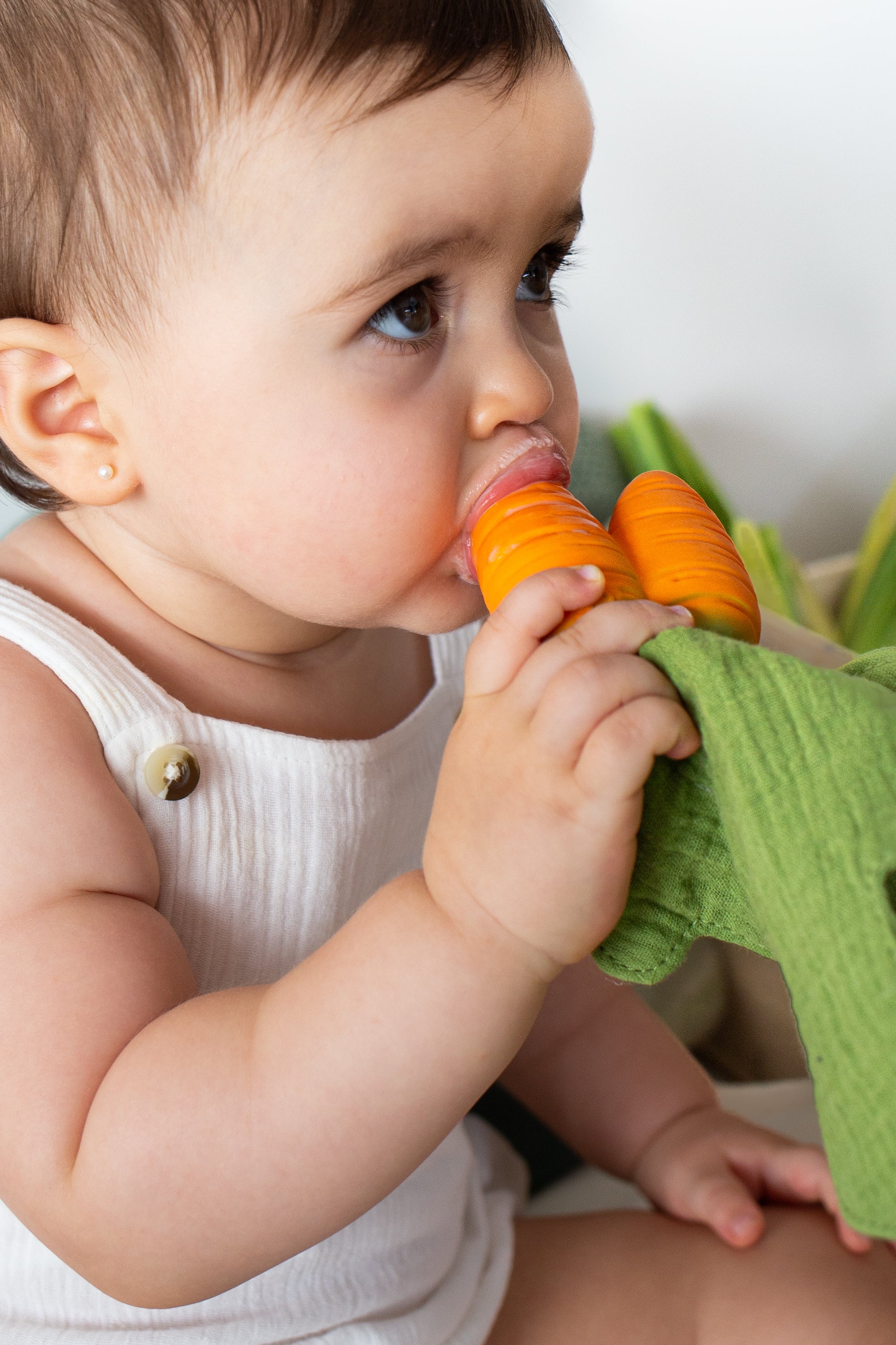 Baby playing with Oli&Carol Cathy the Carrot doudou teether in natural rubber
