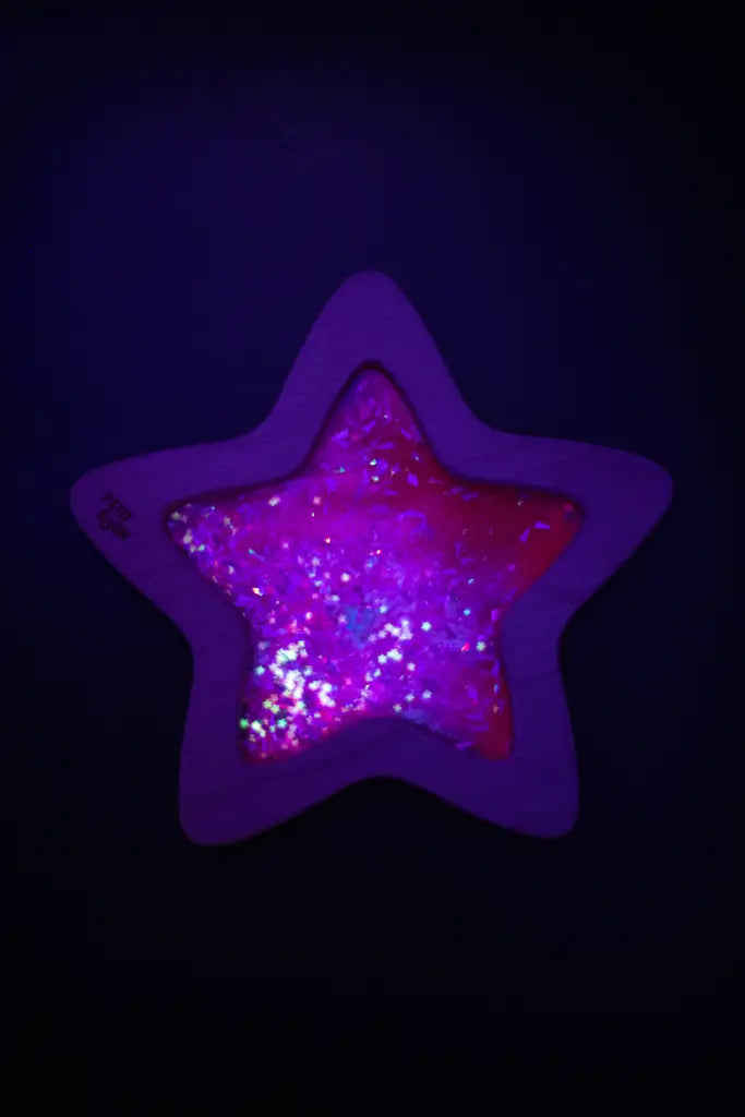 Petit Boum sensory star Nébula lifestyle image demonstrating its glow-in-the-dark effect