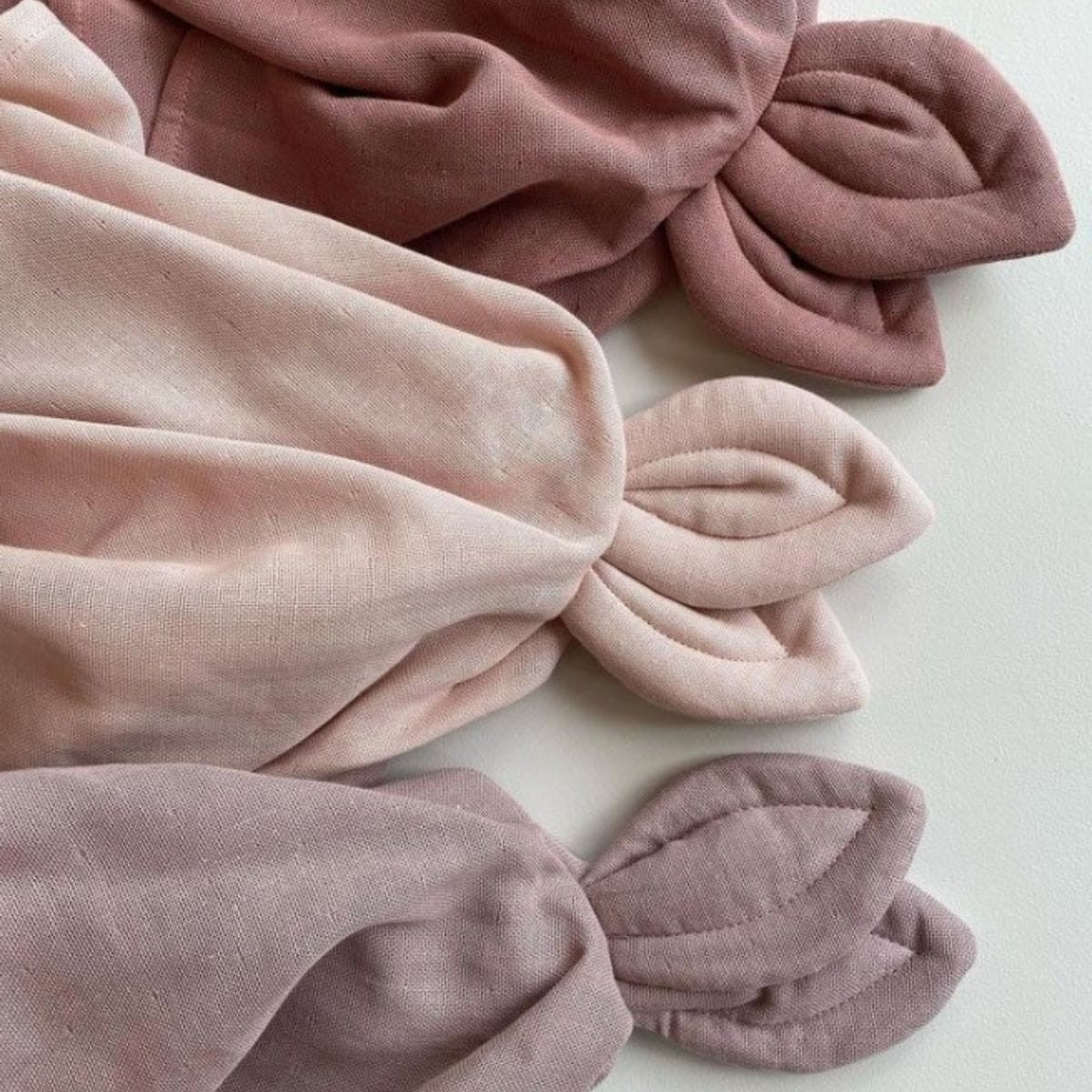 Sage Copenhagen Snoppa cuddle cloth in Burlwood with cuddle cloths in different colors on a neutral background