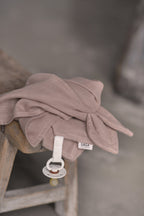 Sage Copenhagen Snoppa cuddle cloth in Burlwood on a wooden bench